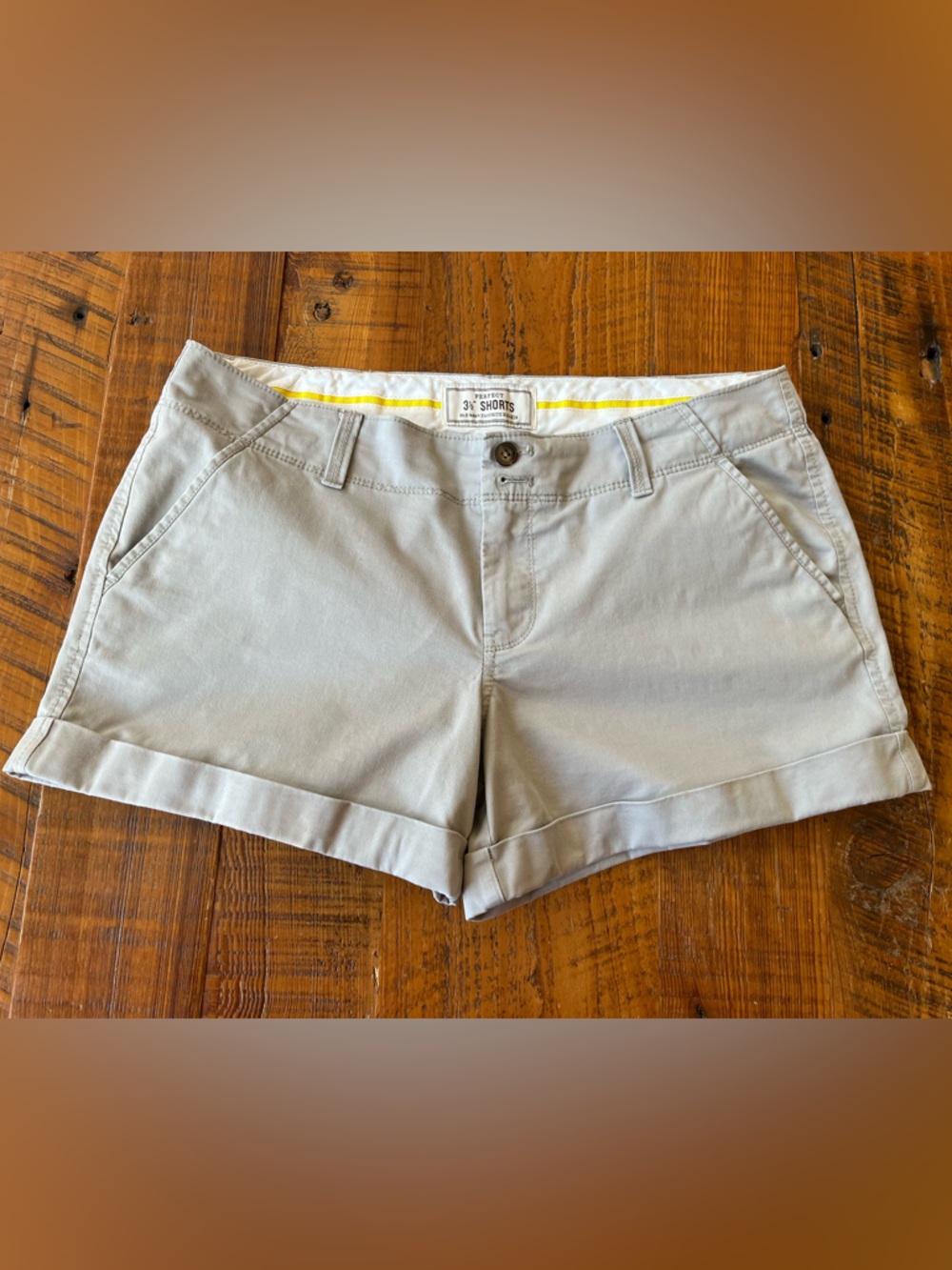 Old Navy Favorite 3 1/2” Khaki Shorts Size 10